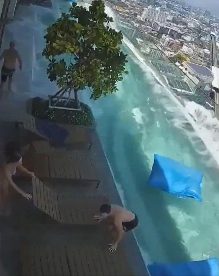 방콕 옥상 수영장 물 넘쳐 28일(현지 시간) 태국 방콕의 한 호텔 옥상 수영장에서 미얀마 강진의 여파로 수영장 물이 넘치자 이용객들이 대피하고 있다. 사진 출처 ‘X’