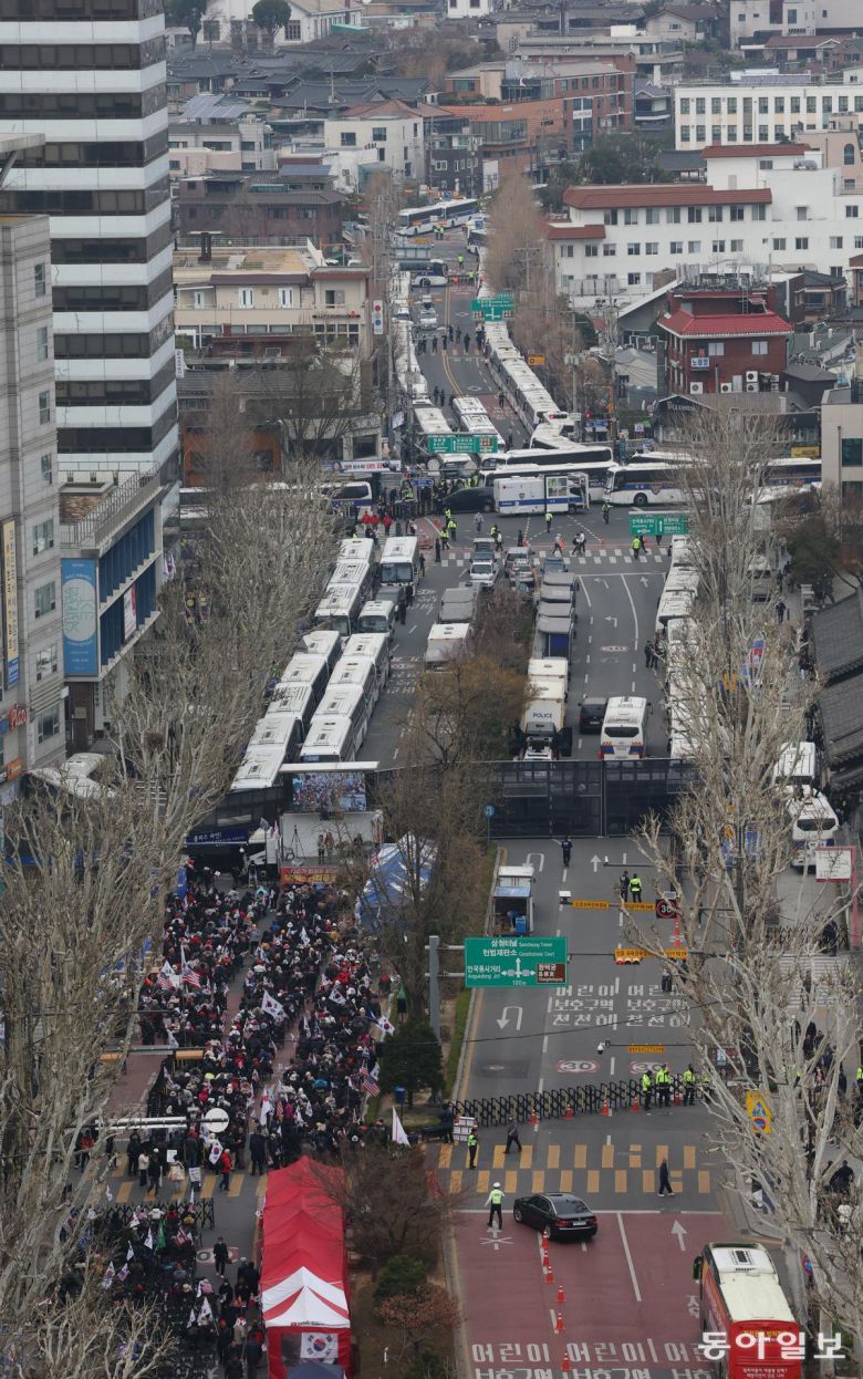 헌재 인근 안국역 앞 ‘찬탄’ ‘반탄’ 집회 헌법재판소의 윤석열 대통령 탄핵심판 선고를 이틀 앞둔 2일 서울 종로구 헌법재판소와 가까운 안국역 인근에서 탄핵 찬반 집회가 이어졌다. 윤석열 즉각퇴진·사회대개혁 비상행동은 윤 대통령 파면을 촉구하는 24시간 철야 집회를 벌였고(위쪽 사진), 자유통일당 등 윤 대통령 탄핵에 반대하는 보수 단체는 농성장에서 ‘탄핵 불가’를 외쳤다. 뉴시스·장승윤 기자 tomato99@donga.com