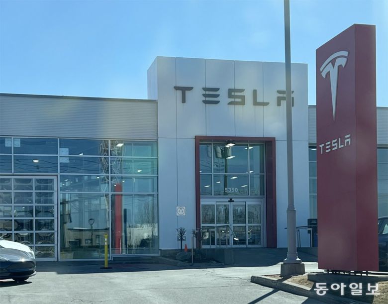 지난달 캐나다의 활동가들로부터 스프레이 테러를 당한 캐나다 몬트리올의 테슬라 딜러숍. 당시 활동가들은 도널드 트럼프 미국 행정부에 동조하는 일론 머스크 테슬라 최고경영자(CEO)에게 반발하며 붉은 스프레이를 뿌렸고 이후 체포됐다. 몬트리올=임우선 특파원 imsun@donga.com