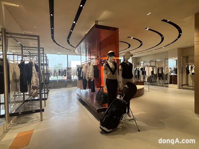 제이린드버그 플래그십스토어 3층 여성복. 황소영 기자 fangso@donga.com