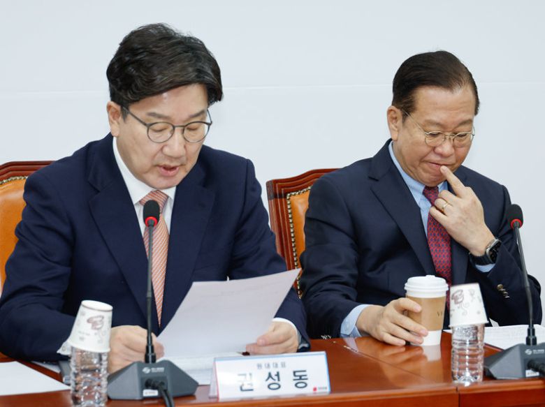 국민의힘 권성동 원내대표(왼쪽)가 3일 오전 서울 여의도 국회에서 열린 비상대책위원회 회의에서 발언하고 있다. 권영세 비상대책위원장(오른쪽)은 이날 4·2 재보궐선거 결과에 대해 “선거 결과를 무겁게 받아들인다”면서 “국민 목소리에 더욱 세심히 귀 기울이고 더 가열차게 변화하고 혁신하면서 국민 마음을 얻을 때까지 모든 노력을 멈추지 않겠다고 말씀드린다”고 밝혔다. 뉴스1