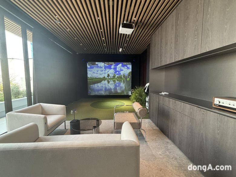 제이린드버그 클럽하우스 5층 라운지와 루프탑. 황소영 기자 fangso@donga.com