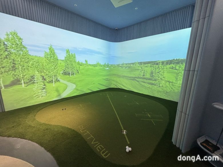 제이린드버그 클럽하우스 4층 내 설치된 펏뷰의 인도어 퍼팅 시스템. 황소영 기자 fangso@donga.com