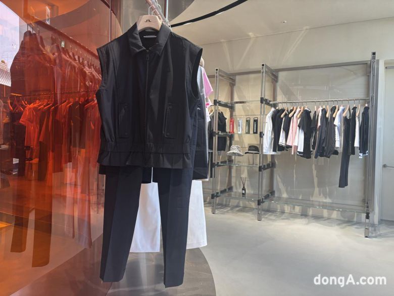 제이린드버그 플래그십스토어 3층 여성복. 황소영 기자 fangso@donga.com