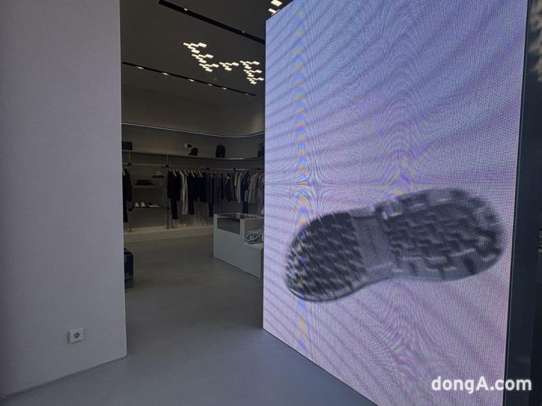 외부에서 바라봤을 때 브랜드 로고를 연상케하는 미디어사트가 매장 내부에 설치돼 있다. 황소영 기자 fangso@donga.com