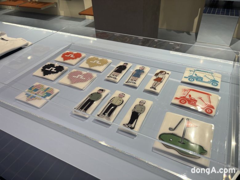 프린트를 골라 티셔츠를 꾸밀 수 있다. 황소영 기자 fangso@donga.com