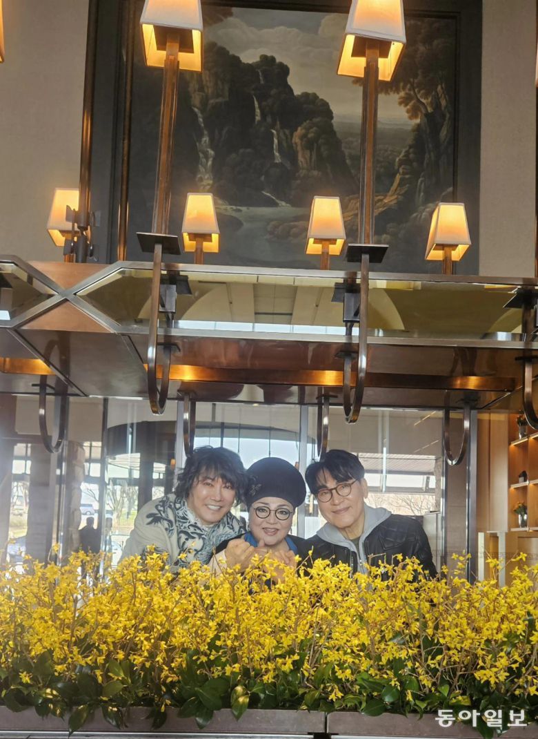 어려움이 있다고 멀어질 수는 없지. 붙어 있자. 평생 곁에 있는 존재로 남길 원한다. 유재영 기자 elegant@donga.com