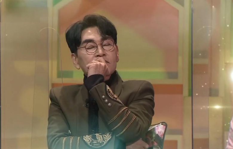 조항조와 처음으로 만난 방송 프로그램에서 김장훈은 자신을 정신병에서 벗어나게 해 준 패티김의 ‘이별’을 열창했다(위). 조항조가 눈을 감고 깊은 감동을 받은 듯 김장훈의 노래를 듣고 있다.  MBN 유튜브 캡처