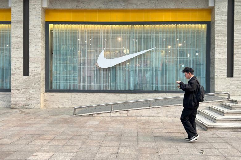 베트남 하노이에 있는 나이키 매장의 모습. 베트남에 46% 관세가 시행되면, 베트남에서 공장을 운영 중인 나이키 역시 타격을 피할 수 없다. AP 뉴시스