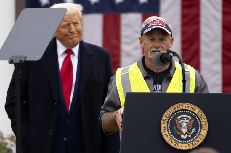 트럼프 대통령이 웃으며 미시간주의 자동차 노동자 출신 은퇴자 브라이언 페네베커(오른쪽)의 연설을 듣고 있다. 워싱턴=AP 뉴시스
