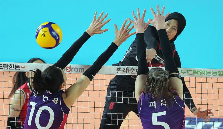 정관장 아시아쿼터 선수 메가(오른쪽 위)가 6일 대전 충무체육관에서 열린 2024∼2025시즌 프로배구 V리그 여자부 챔피언결정(5전 3승제) 4차전에서 흥국생명 김연경, 피치의 블로킹을 피해 공격을 시도하고 있다. 정규리그 여자부 공격종합 1위인 메가는 이날 양 팀 최다인 38득점으로 팀의 3-2 승리를 이끌었다. 2승 2패로 균형을 이룬 두 팀은 8일 인천에서 열리는 최종 5차전에서 챔피언을 가린다. 대전=뉴스1