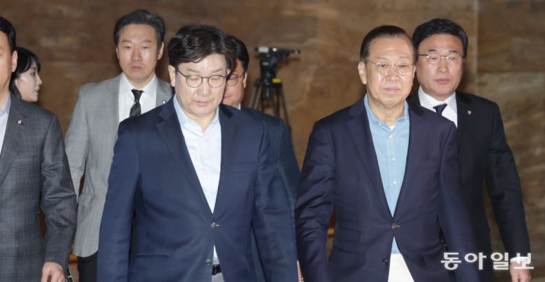 국민의힘 권영세 비상대책위원장(앞줄 오른쪽)과 권성동 원내대표가 6일 의원총회가 열리는 국회 예결위 회의장으로 걸어가고 있다. 국민의힘은 7일 비대위에서 대선 경선을 위한 당 선거관리위원회 구성을 의결하며 조기 대선 체제로 전환할 예정이다. 박형기 기자 oneshot@donga.com