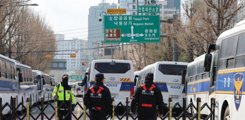 여전히 통제 중인 헌재 앞 6일 오전 서울 종로구 재동 헌법재판소 앞 도로가 경찰에 의해 통제되고 있다. 윤석열 전 대통령 탄핵심판 선고를 앞두고 경찰은 헌재 주변에 차벽을 설치하는 등 ‘진공작전’에 돌입했다. 선고 이후 비상근무는 해제됐지만, 여전히 ‘경계강화’ 단계를 유지하며 만일의 사태에 대비하고 있다. 뉴시스