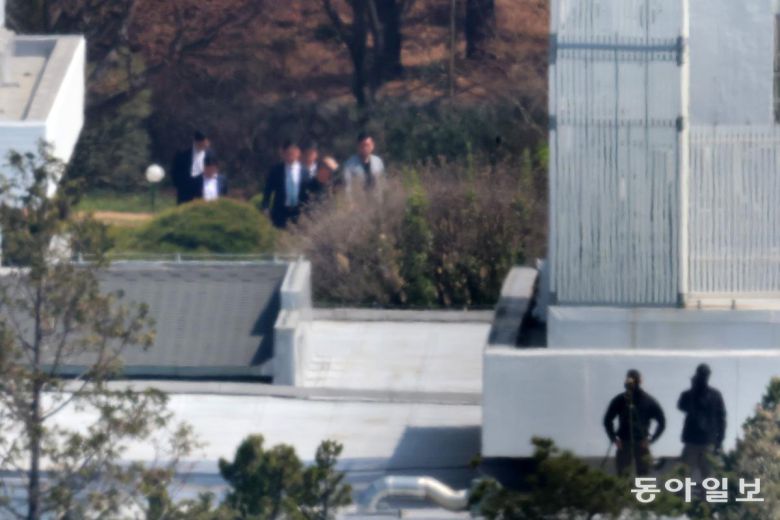 8일 서울 용산구 한남동 대통령 관저에서 윤석열 전 대통령이 산책하고 있다. 전영한 기자 scoopjyh@donga.com