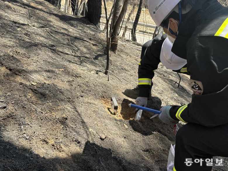 국립공원공단 관계자들이 주왕산국립공원 산불 피해지역의 성분 분석을 위해 토양을 채취하고 있다. 청송=전채은 기자 chan2@donga.com