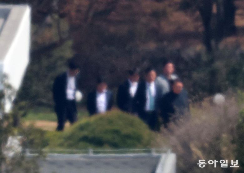 8일 서울 용산구 한남동 대통령 관저에서 윤석열 전 대통령이 산책하고 있다. 전영한 기자 scoopjyh@donga.com