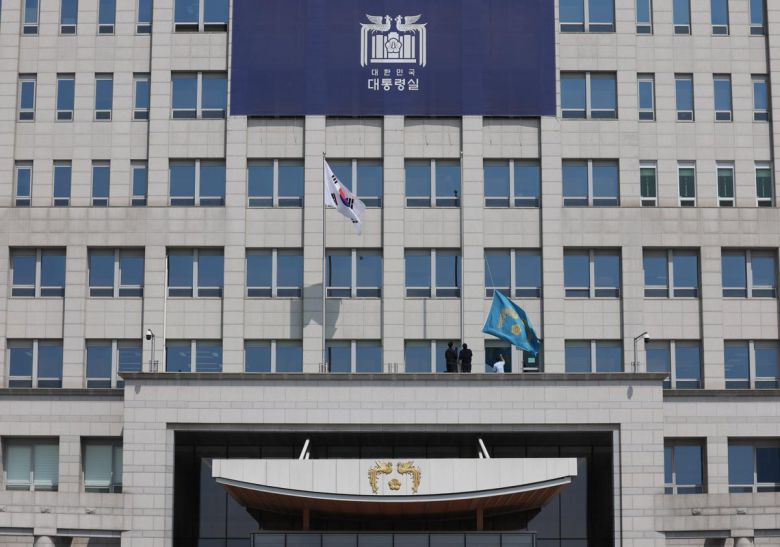 헌법재판소가 윤석열 대통령의 탄핵사건에 대해 인용을 선고한 4일 서울 용산 대통령실 청사에서 관계자들이 봉황기를 하기하고 있다. 2025.04.04. 뉴시스