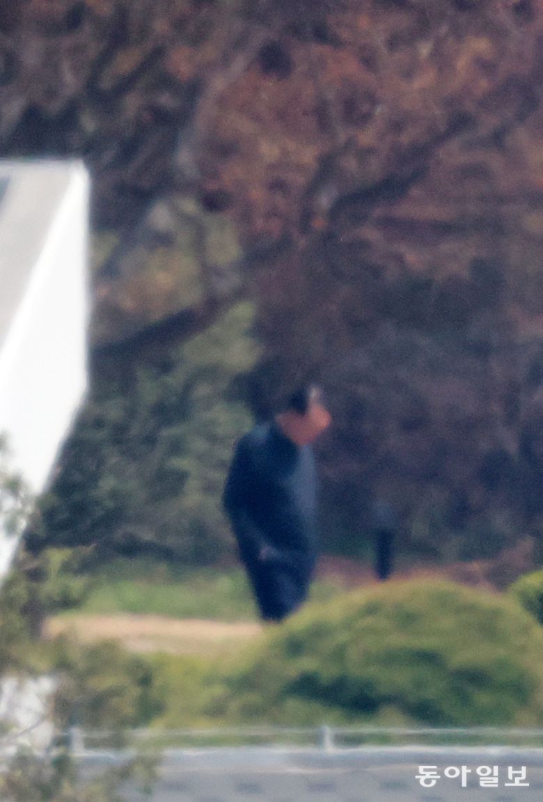 8일 서울 용산구 한남동 대통령 관저에서 윤석열 전 대통령이 산책하고 있다. 전영한 기자 scoopjyh@donga.com