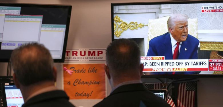 7일(현지 시간) 미국 뉴욕 맨해튼의 뉴욕증권거래소(NYSE) 내 화면에 도널드 트럼프 대통령의 모습이 보인다. 이날 트럼프 대통령이 중국을 제외한 세계 각국에 상호 관세를 90일간 유예할 것이라는 허위 정보가 퍼져 오전 한때 뉴욕 증시가 잠시 급등했다. 백악관이 곧 사실무근이라고 정정하자 다시 하락세로 돌아섰다. 뉴욕=AP 뉴시스