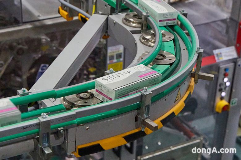 패커 장비 공정에서 포장되어 나오는 센티아. 한국필립모리스