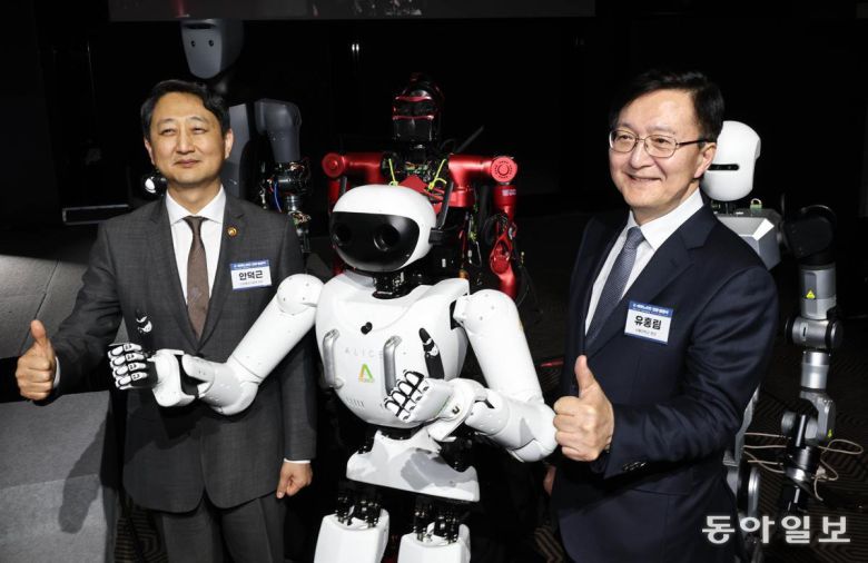 안덕근 산업통상자원부 장관(왼쪽)과 유홍림 서울대학교 총장이 국내 휴머노이드 제작사 에이로봇의 앨리스와 엄지를 들어 보이며 기념 촬영을 하고 있다. 양회성 기자 yohan@donga.com