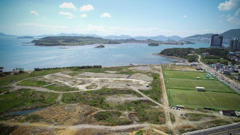 2026여수세계섬박람회가 열리는 전남 여수시 돌산읍 우두리 남서쪽 끝자락에 위치한 진모지구 건너편에는 경도라는 섬이 있다. 진모지구는 옛날 10여 가구가 살았던 진모마을 터에 조성됐다. 여수시 제공