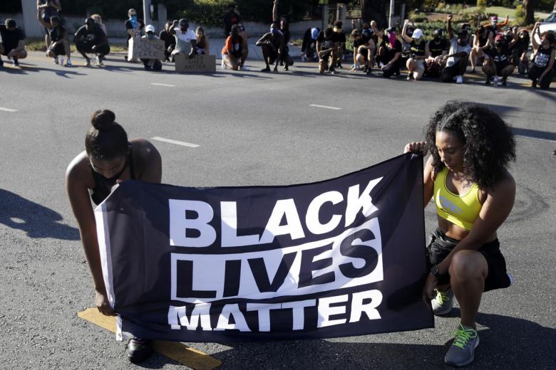 2020년 흑인 청년 조지 플로이드의 사망으로 촉발된 미국 ‘흑인 생명도 소중하다(Black Lives Matter·BLM)’ 시위 한 장면. 신간의 저자는 “부정의한 사회가 개인의 건강을 서서히 무너뜨린다. 차별과 불평등이 만연한 사회의 사다리 맨 밑에 있는 사람들이 더 많이 아프고 더 일찍 죽고 있다”고 했다. AP 뉴시스