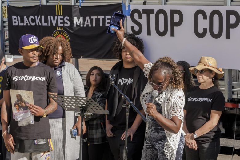 2020년 흑인 청년 조지 플로이드의 사망으로 촉발된 미국 ‘흑인 생명도 소중하다(Black Lives Matter·BLM)’ 시위 한 장면. 신간의 저자는 “부정의한 사회가 개인의 건강을 서서히 무너뜨린다. 차별과 불평등이 만연한 사회의 사다리 맨 밑에 있는 사람들이 더 많이 아프고 더 일찍 죽고 있다”고 했다. AP 뉴시스