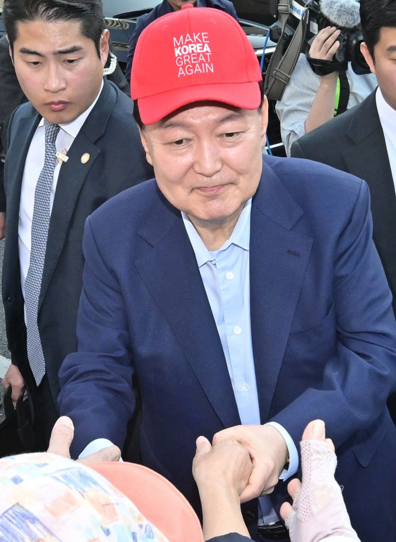 윤석열 전 대통령이 11일 오후 서울 용산구 대통령 관저에서 나와 지지자들과 인사하고 있다. 2025.4.11/뉴스1