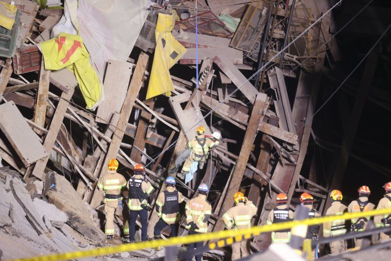 12일 오전 4시27분 경기소방재난본부가 광명시 일직동 신안산선 공사장 붕괴 현장에서 고립됐던 근로자를 구조하고 있다. 전날 오후 3시13분 붕괴 사고가 발생한 지 13시간14분 만이다. (사진=광명시 제공) 2025.04.11. 광명=뉴시스