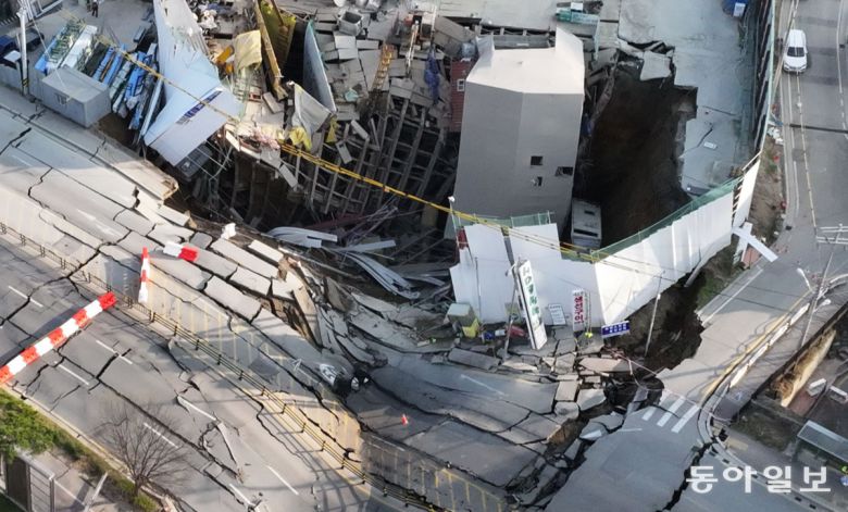 11일 경기 광명역 부근인 일직동 신안산선 공사 현장 도로가 붕괴되는 사고가 발생했다. 이 사고로 2명이 고립된 것으로 알려져 소방당국이 오후6시 현재 구조작업을 벌이고 있다. 신원건 기자 laputa@donga.com