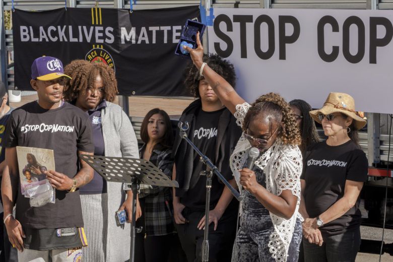 2020년 흑인 청년 조지 플로이드의 사망으로 촉발된 미국 ‘흑인 생명도 소중하다(Black Lives Matter·BLM)’ 시위 한 장면. 신간의 저자는 “부정의한 사회가 개인의 건강을 서서히 무너뜨린다. 차별과 불평등이 만연한 사회의 사다리 맨 밑에 있는 사람들이 더 많이 아프고 더 일찍 죽고 있다”고 했다. AP 뉴시스