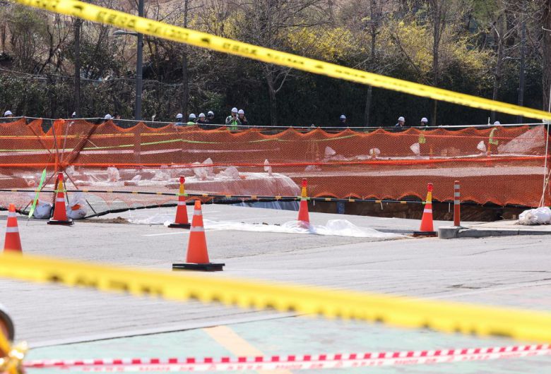 31일 오전 서울 강동구 명일동 대형 땅꺼짐(싱크홀) 사고 현장에서 강동수도사업소, 서울아리수본부 관계자들이 현장을 살펴보고 있다.  국토교통부는 지난 24일 명일동에서 발생한 대형 지반침하 사고 원인을 규명하기 위해 중앙지하사고조사위원회(사조위)를 구성·운영하며 사조위는 전문성과 객관성을 확보하기 위해 제4기 중앙지하사고조사위원단(2025년1월~2026년12월 62명) 소속 전문가로 구성했다. 사조위는 이날부터 오는 5월30일까지 2개월간 조사를 실시할 방침이다. 2025.03.31. [서울=뉴시스]