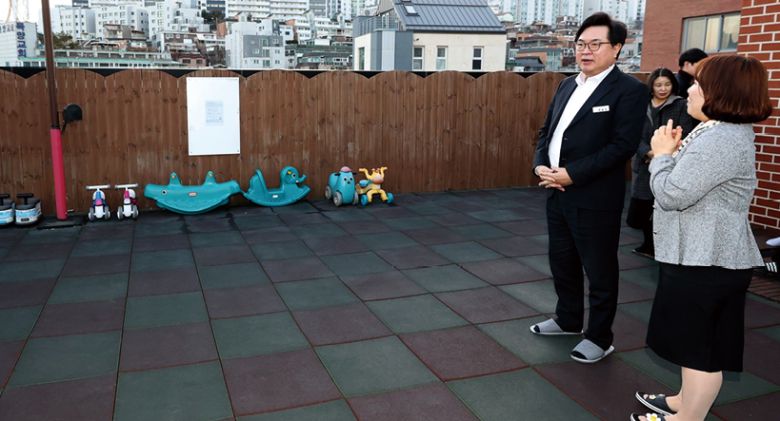 박일하 동작구청장(왼쪽)이 구립 이수어린이집 시설을 둘러보고 있다. 동작구 제공