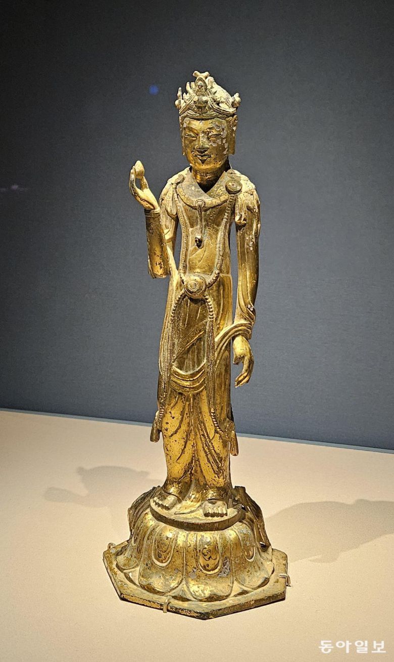 은은한 미소가 특징인 국립대구박물관 소장 국보 ‘구미 선산읍 금동보살입상’. 대구=이지윤 기자 leemail@donga.com
