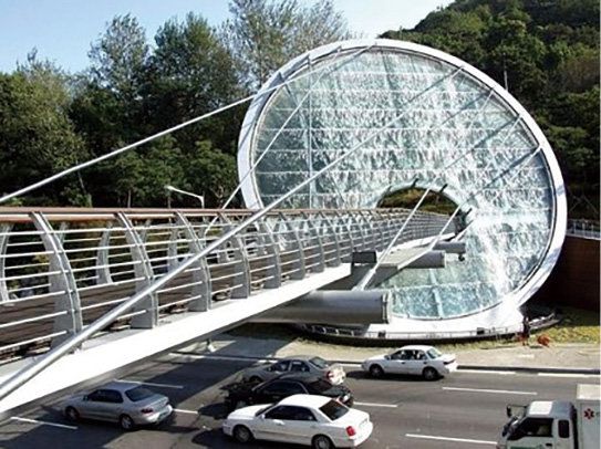 아쿠아아트 육교 워터스크린. 서초구 제공