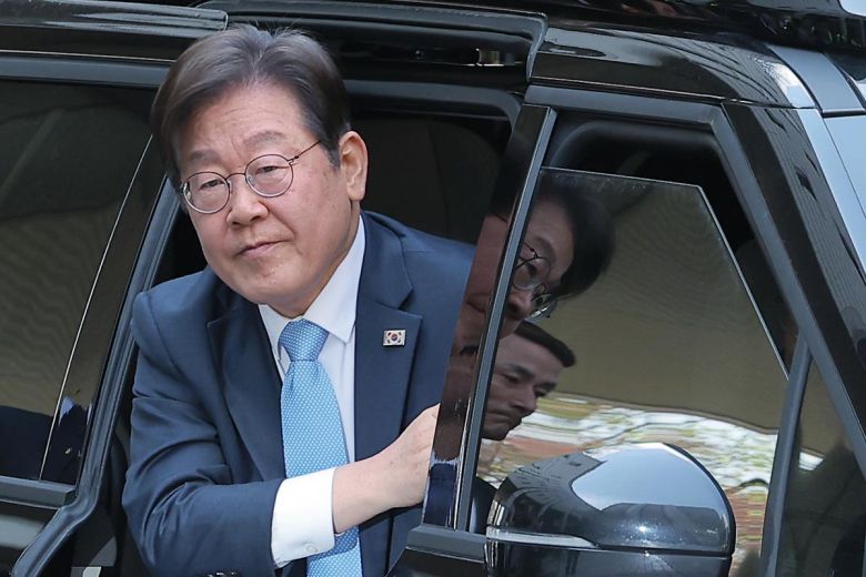 대권 도전에 나선 이재명 더불어민주당 전 대표가 15일 오전 서울 서초구 서초동 서울중앙지방법원에서 열린 대장동 배임 및 성남FC뇌물 1심 속행 공판에 출석하고 있다. 2025.4.15/뉴스1