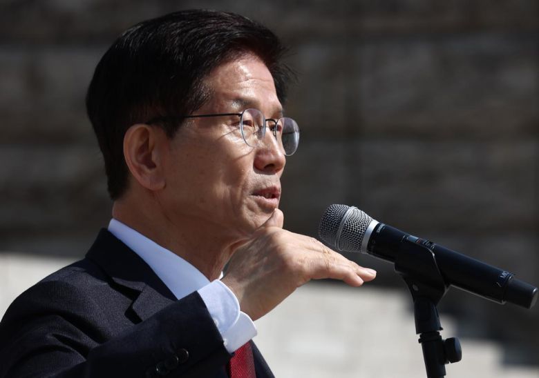 대선 출마를 선언한 김문수 전 고용노동부 장관이 11일 오전 서울 여의도 국회 본청 앞에서 열린 ‘연금개악 규탄집회’에서 발언하고 있다. 2025.4.11/뉴스1