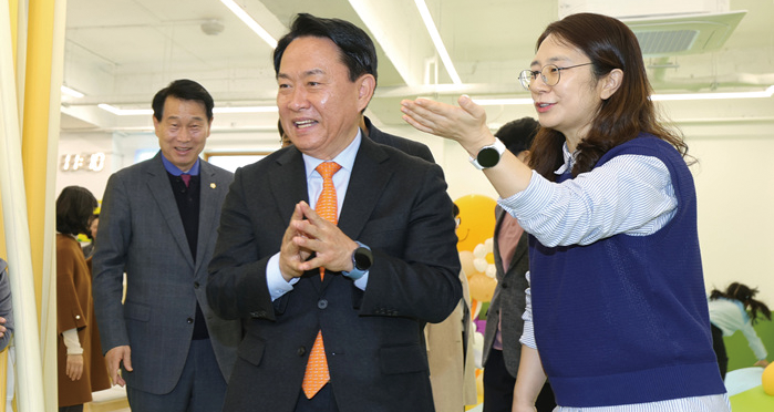 이성헌 서대문구청장(가운데)이 서대문구립 서울형 키즈카페 천연동점을 둘러보고 있다. 서대문구 제공