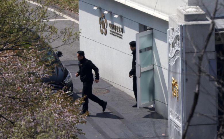 16일 서울 용산구 한남동 대통령 관저 출입문에서 관계자들이 오가고 있다. 이날 경찰청 국가수사본부 특별수사단은 윤석열 전 대통령과 김성훈 경호처 차장의 특수공무집행방해 혐의와 관련해 경호처장 공관 등에 대한 압수수색을 시도했다. 뉴시스