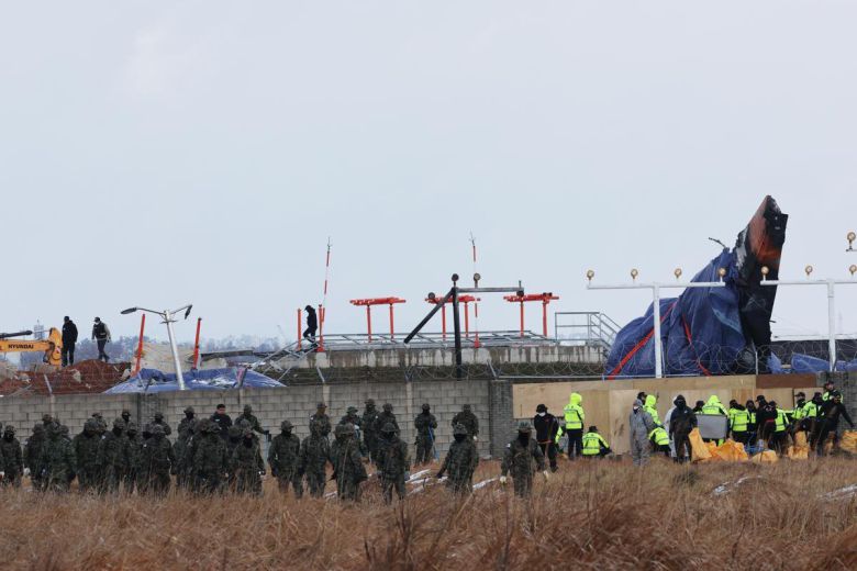 전남 무안국제공항 참사 현장에서 경찰과 군인들이 수색 작업을 펼치고 있다. 2025.1.7/뉴스1 ⓒ News1