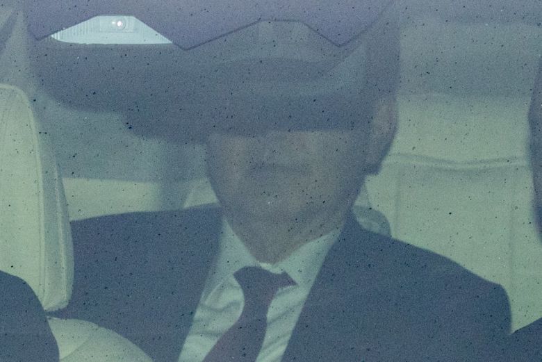 윤석열 전 대통령이 14일 오전 서울 서초구 서울중앙지방법원에서 열린 내란 우두머리 혐의 1차 공판에 차량을 타고 출석하고 있다. 2025.04.14. [서울=뉴시스]