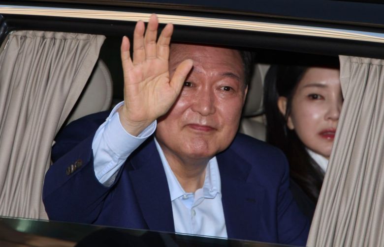 윤석열 전 대통령이 11일 오후 서울 한남동 관저를 나서며 지지자들에 인사하고 있다. 사진공동취재단
