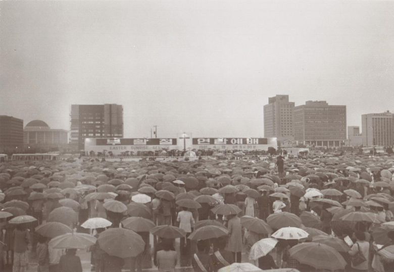 1982년 비가 오는 중에도 인산인해를 이룬 서울여의도 광장 부활절연합예배. 기독신문 제공