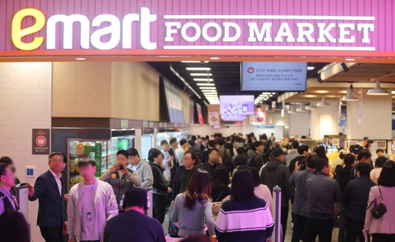 17일 서울 강동 아이파크 더 리버 지하 1층에 문을 연 ‘이마트 푸드마켓 고덕점’이 고객들로 북적이고 있다. 전체 매장의 95%를 식료품으로 채운 푸드마켓 고덕점은 이마트의 식료품 특화매장 차세대 모델이다. 이마트 제공