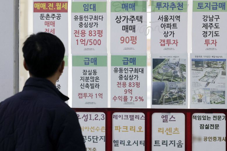 강남 3구와 용산구 전체 지역에 토지거래허가제가 확대 토지거래허가제가 재시행된 24일 서울 송파구 한 부동산 중개업소 앞에서 시민이 부동산 시세를 살펴보고 있다. 2025.03.24. 뉴시스