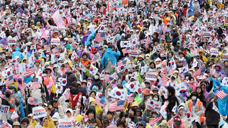 전광훈 목사가 이끄는 자유통일당 집회 참가자들이 19일 서울 종로구 동화면세점앞에서 ‘국민저항권 광화문 국민대회’ 집회를 하고 있다. 뉴시스