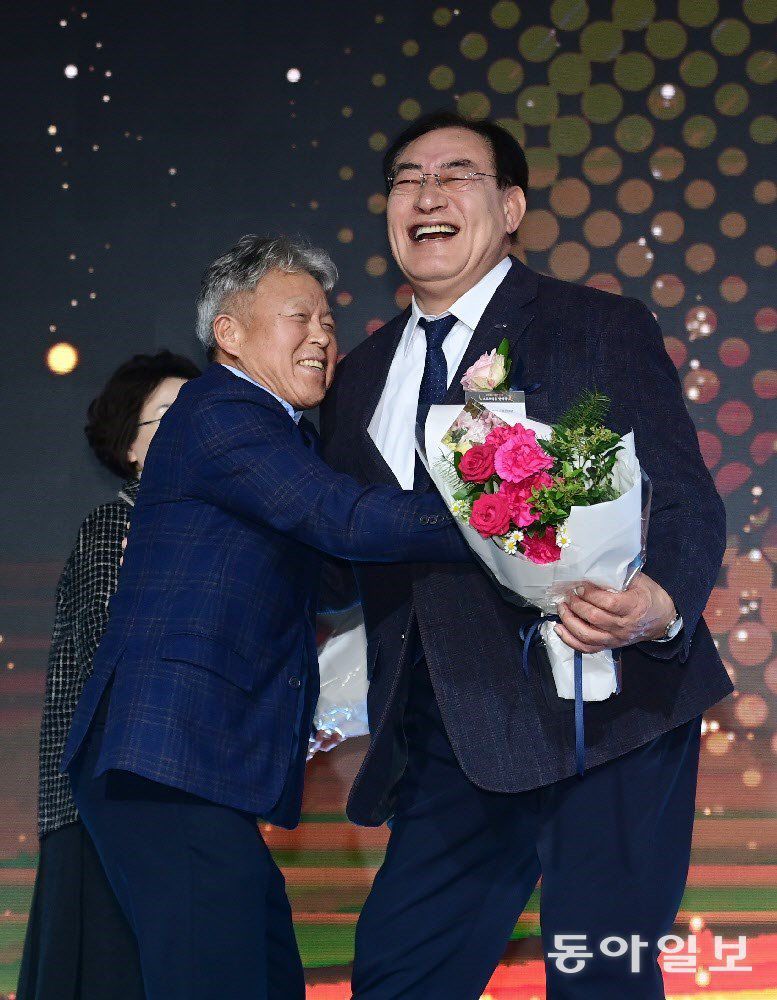 2019년 대한민국 스포츠 영웅에 선정된 엄홍길 대장이 지난해 스포츠 영웅이 된 하형주(유도) 국민체육진흥공단 이사장을 축하해주고 있다. 동아일보 DB