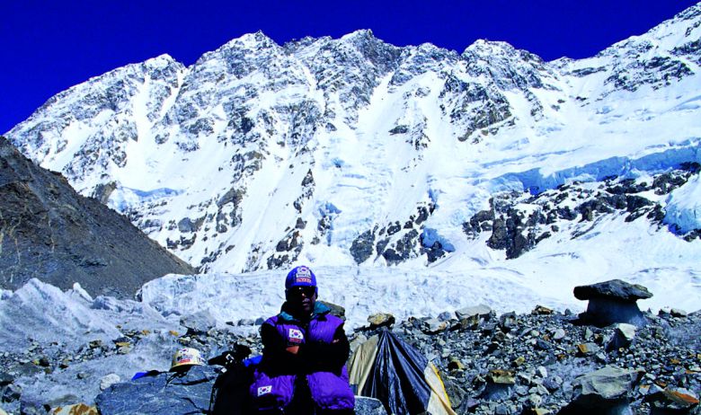 엄홍길 대장이 시샤팡마를 배경으로 찍은 사진. 엄홍길휴먼재단 제공