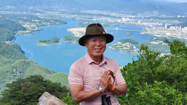 “나마스테” 엄홍길 대장은 요즘은 국내 산을 종종 오른다. 엄홍길휴먼재단 제공